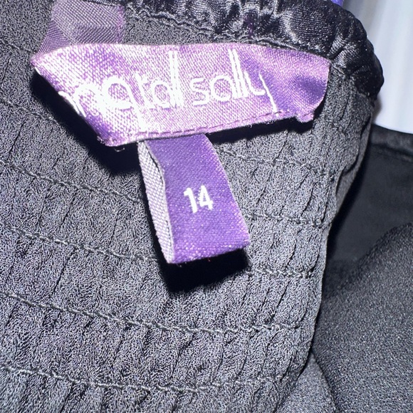 Elegant Strapless Maxi Dress with Abstract Floral Design - Size 14 - Picture 6 of 7